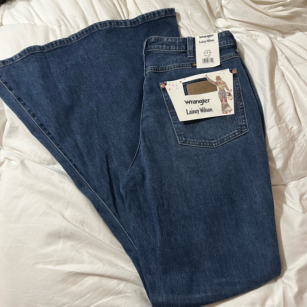 Wrangler x Lainey Wilson 31x34 flare jeans NWT!